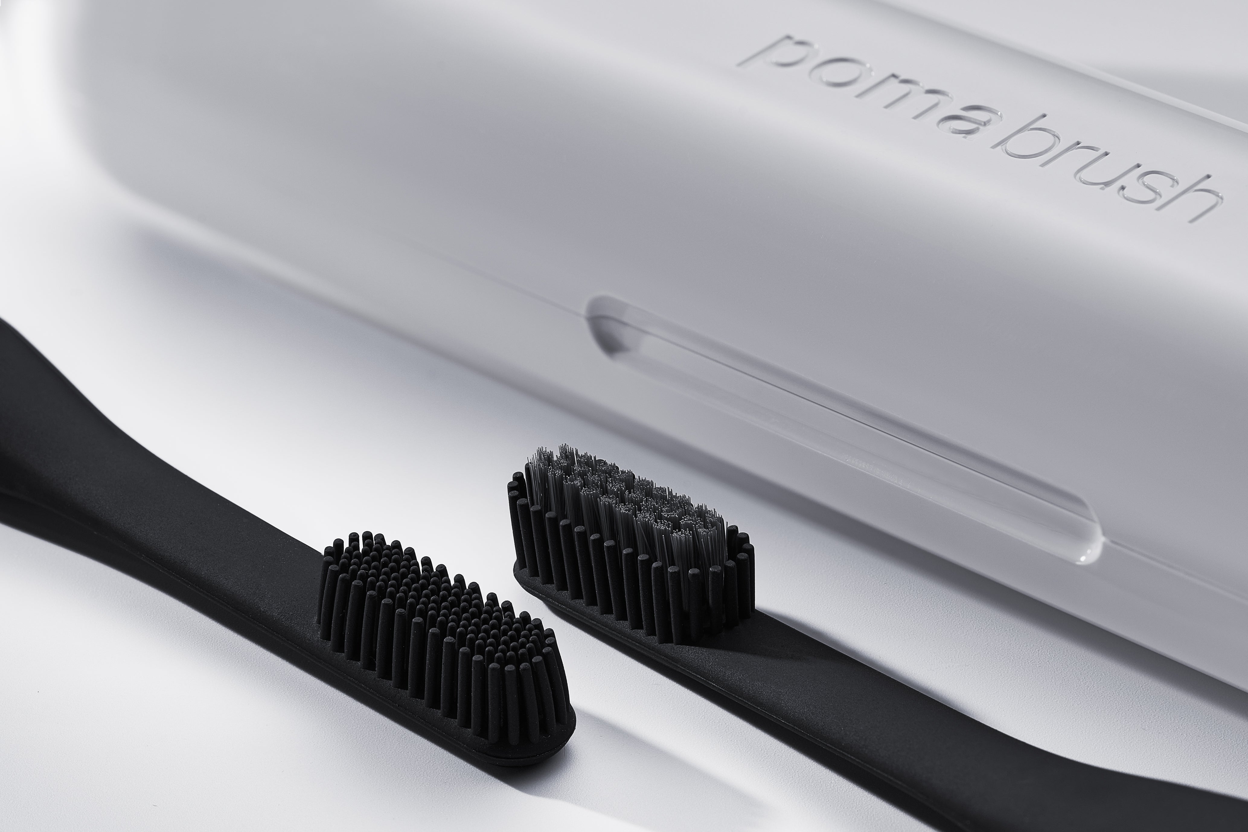 Black And White PomaBrush Set